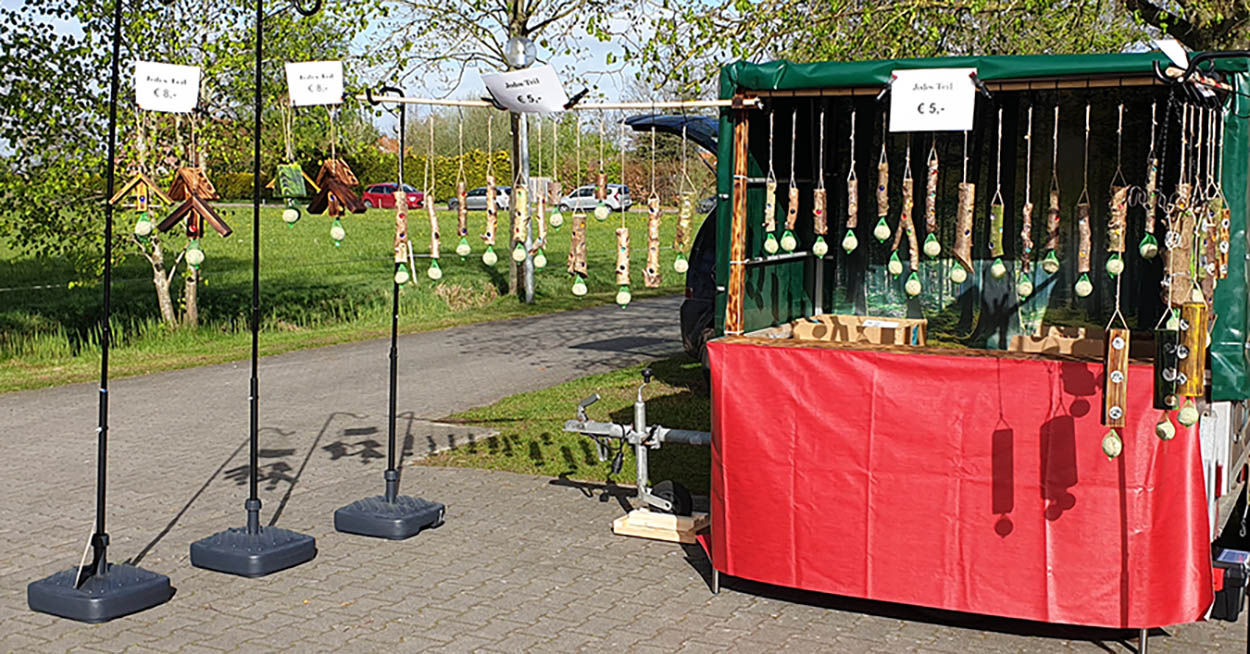 Stand mit Meisenknödelhaltern