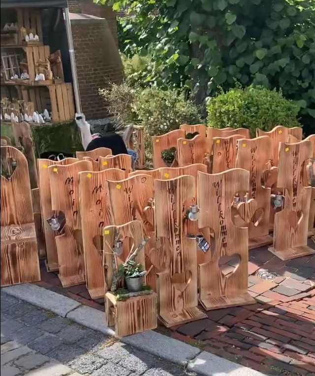 Dekoratives aus Paletten und Naturholzbrettern hergestellt 